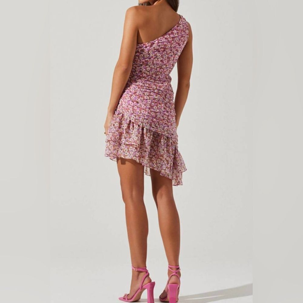 ASTR Darline One Shoulder Mini Dress in Pink Floral Size Medium - Picture 4 of 13